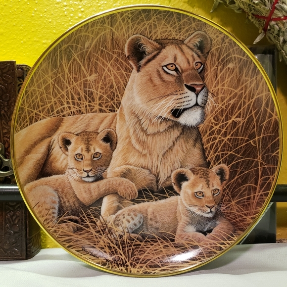Vtg African Lioness & Cubs Plate 24Kt Gold Rim NWF - Picture 2 of 4